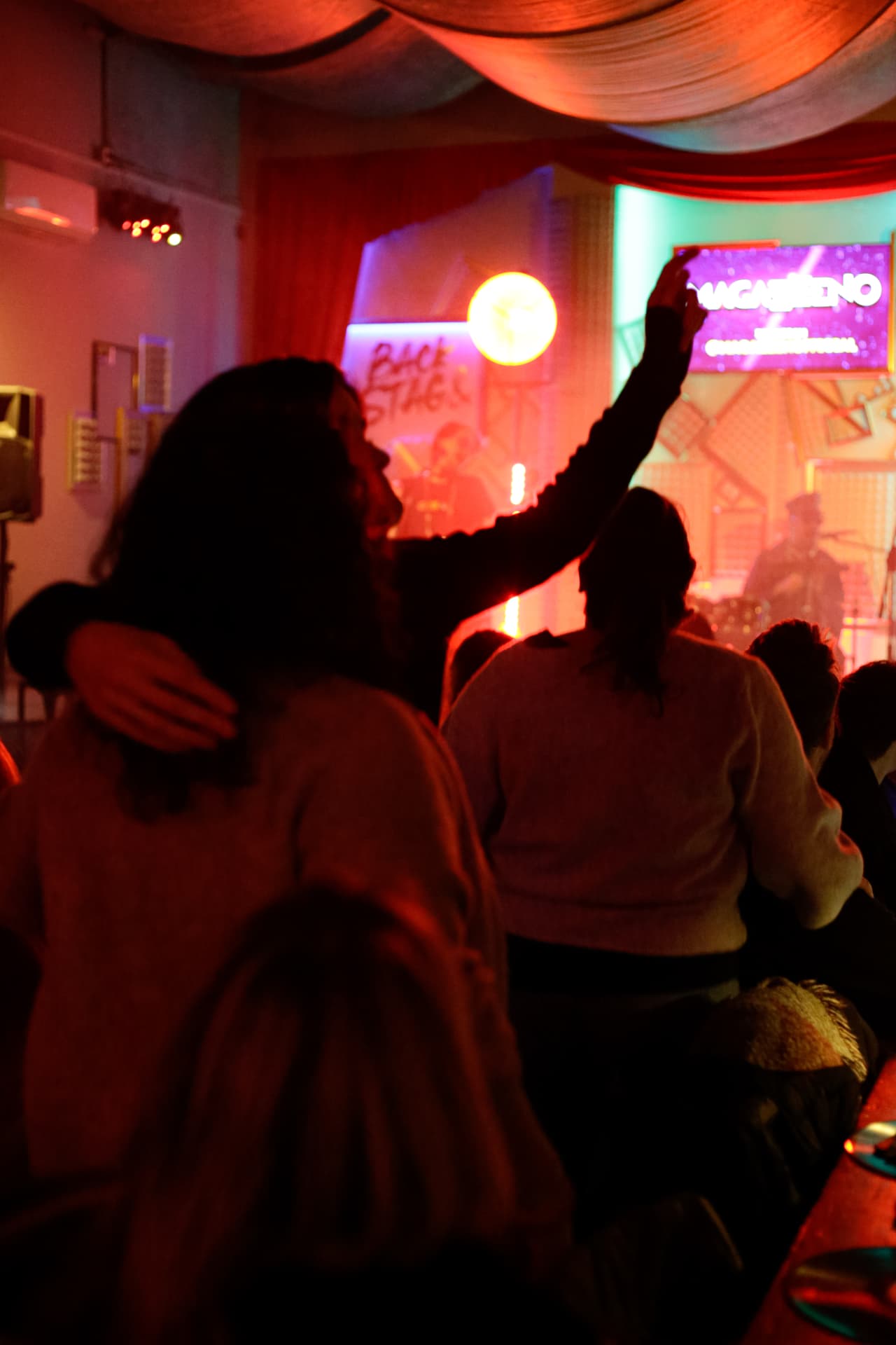 Ospiti in piedi tra i tavoli durante la serata