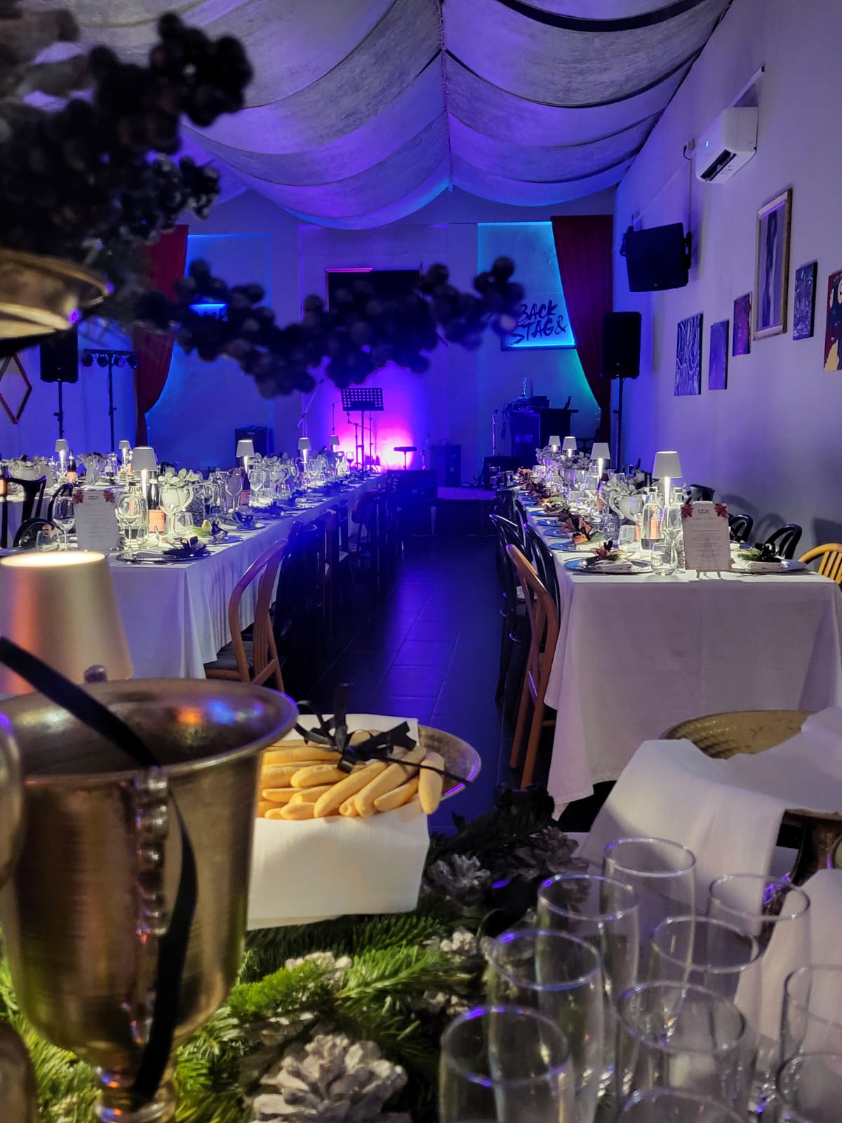 Tavolo con calici e centrotavola per evento corporate al Backstage