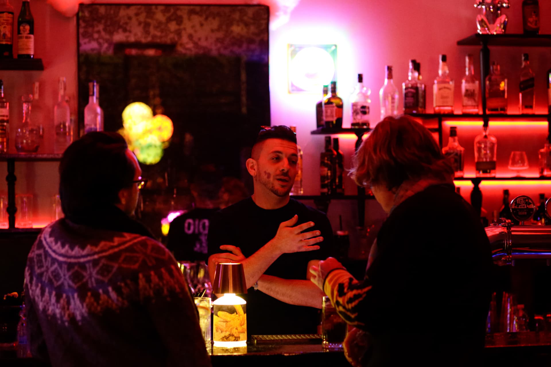 Bartender al bancone del Backstage