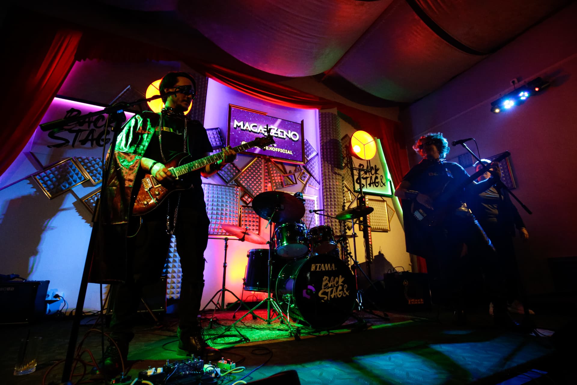 Musicisti in scena al Backstage
