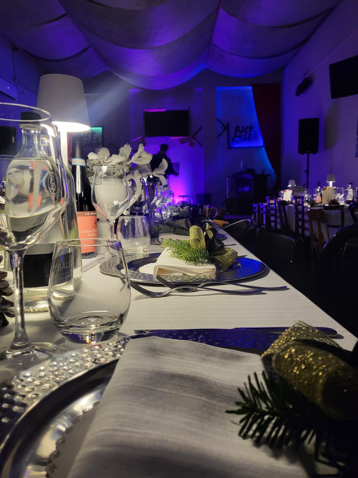 Tavolo apparecchiato per cena aziendale al Backstage Binasco