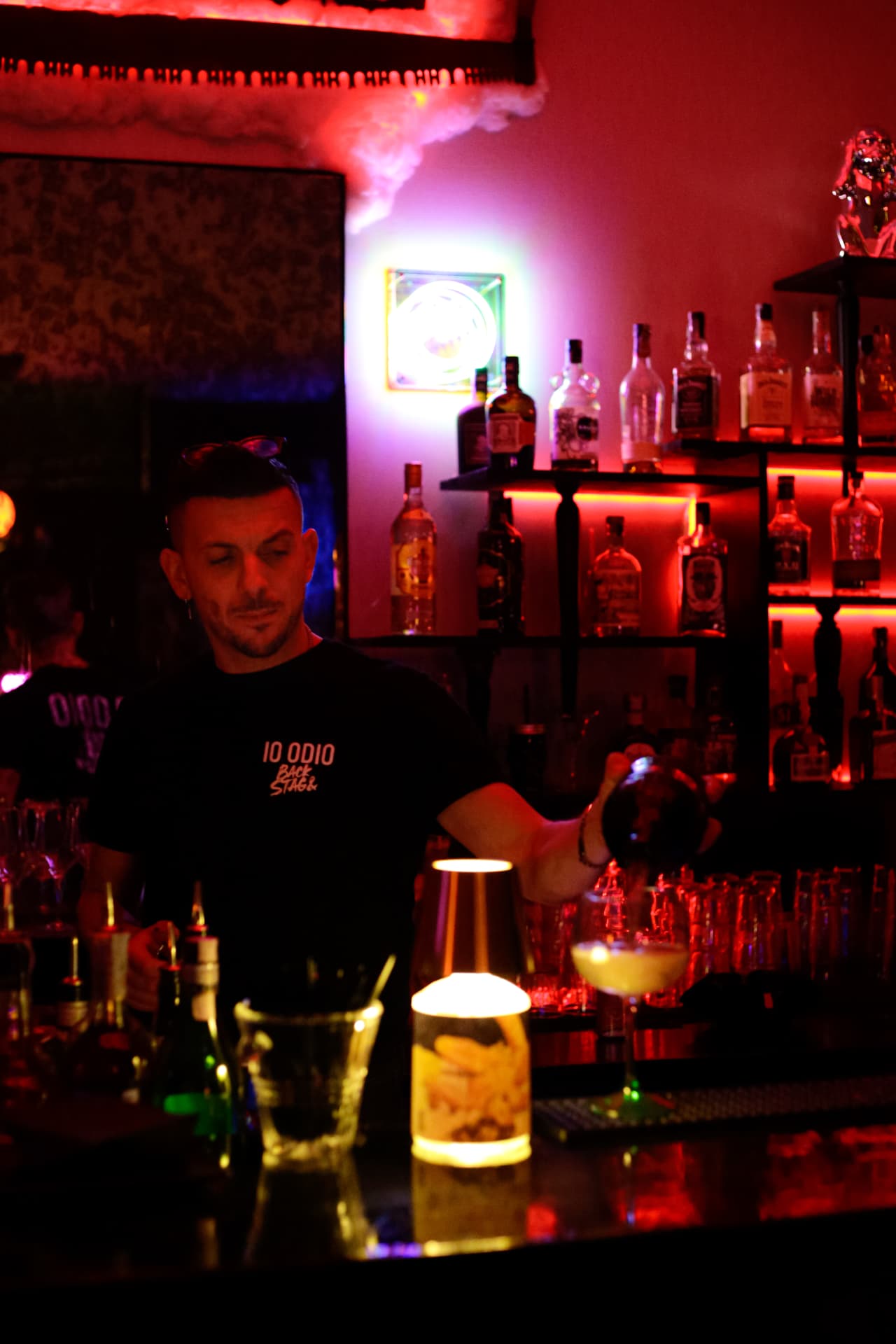 Bartender prepara un cocktail