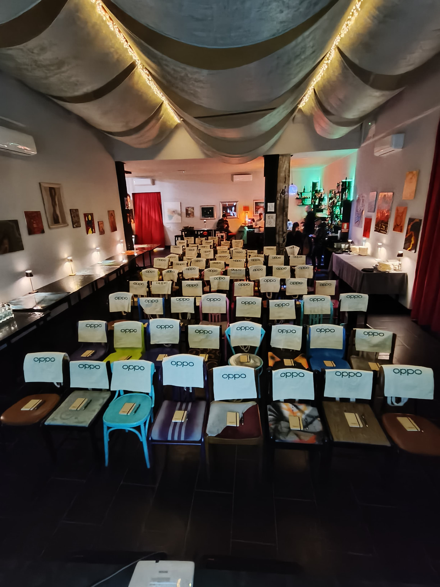 Brindisi e networking durante evento aziendale al Backstage