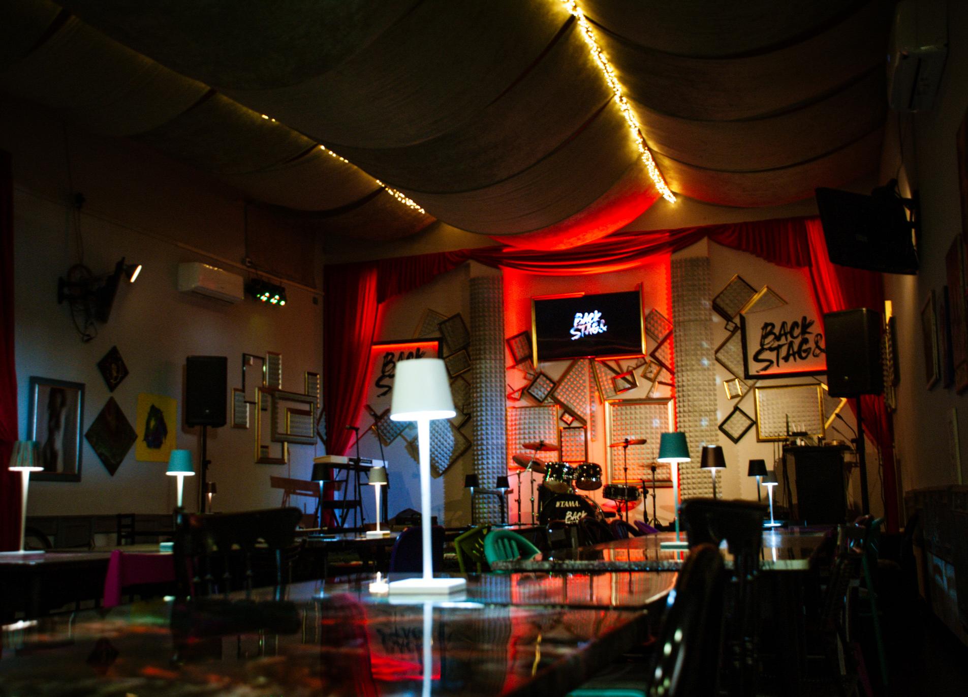 Sala Backstage Binasco con palco illuminato