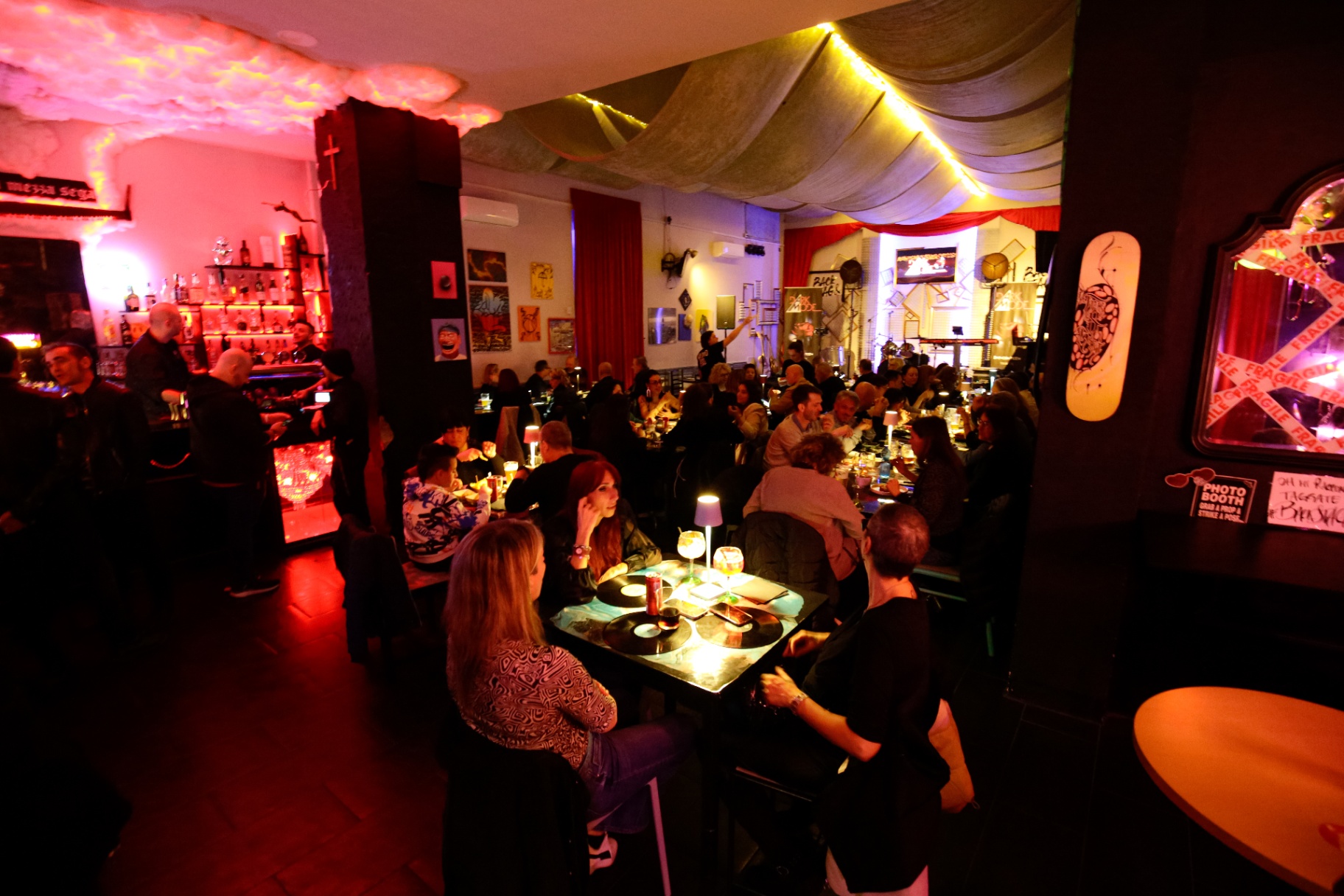 Sala piena durante un live al Backstage