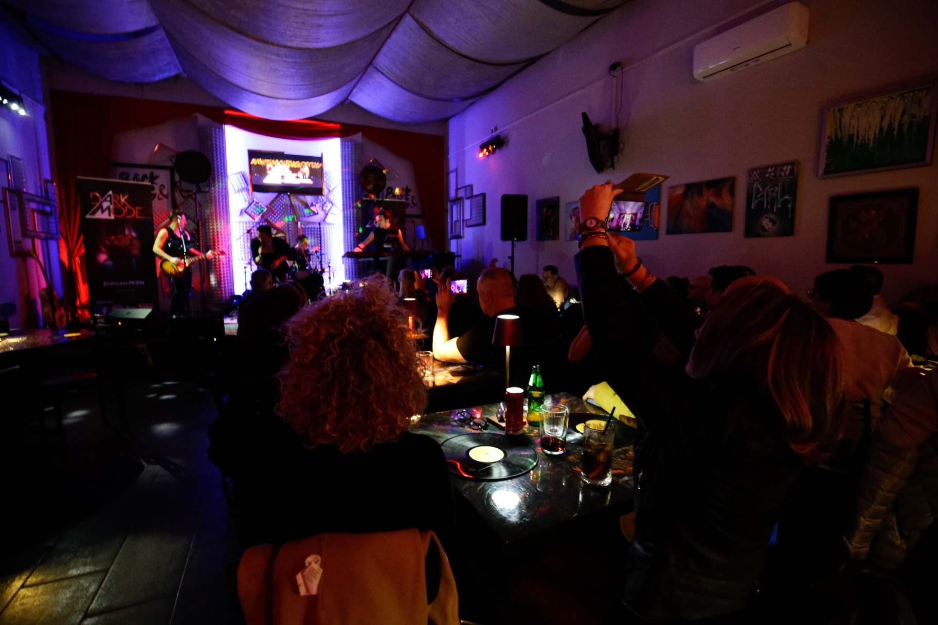 Band sul palco con luci blu