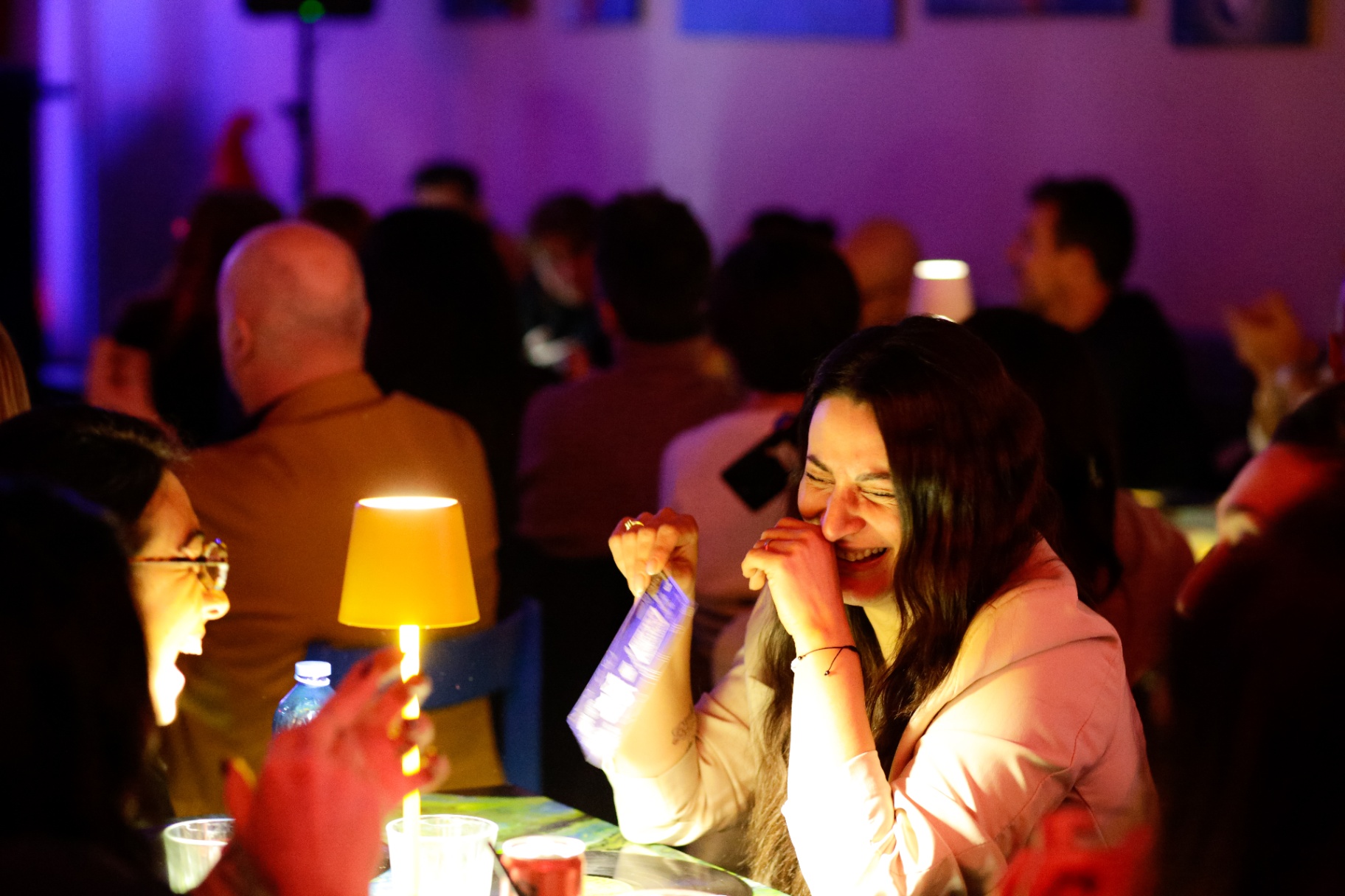 Sorrisi a tavola sotto le luci calde