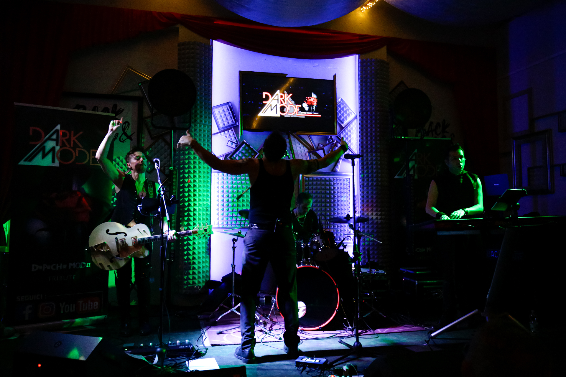 Band Dark Mode live al Backstage Binasco